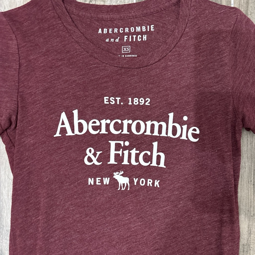 Abercrombie & Fitch Burgundy tee - Picture 2 of 4